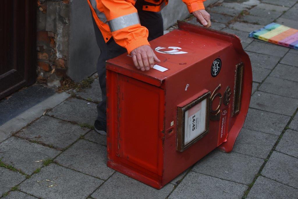 Vanmorgen verdween de postbus in de Van Geertstraat